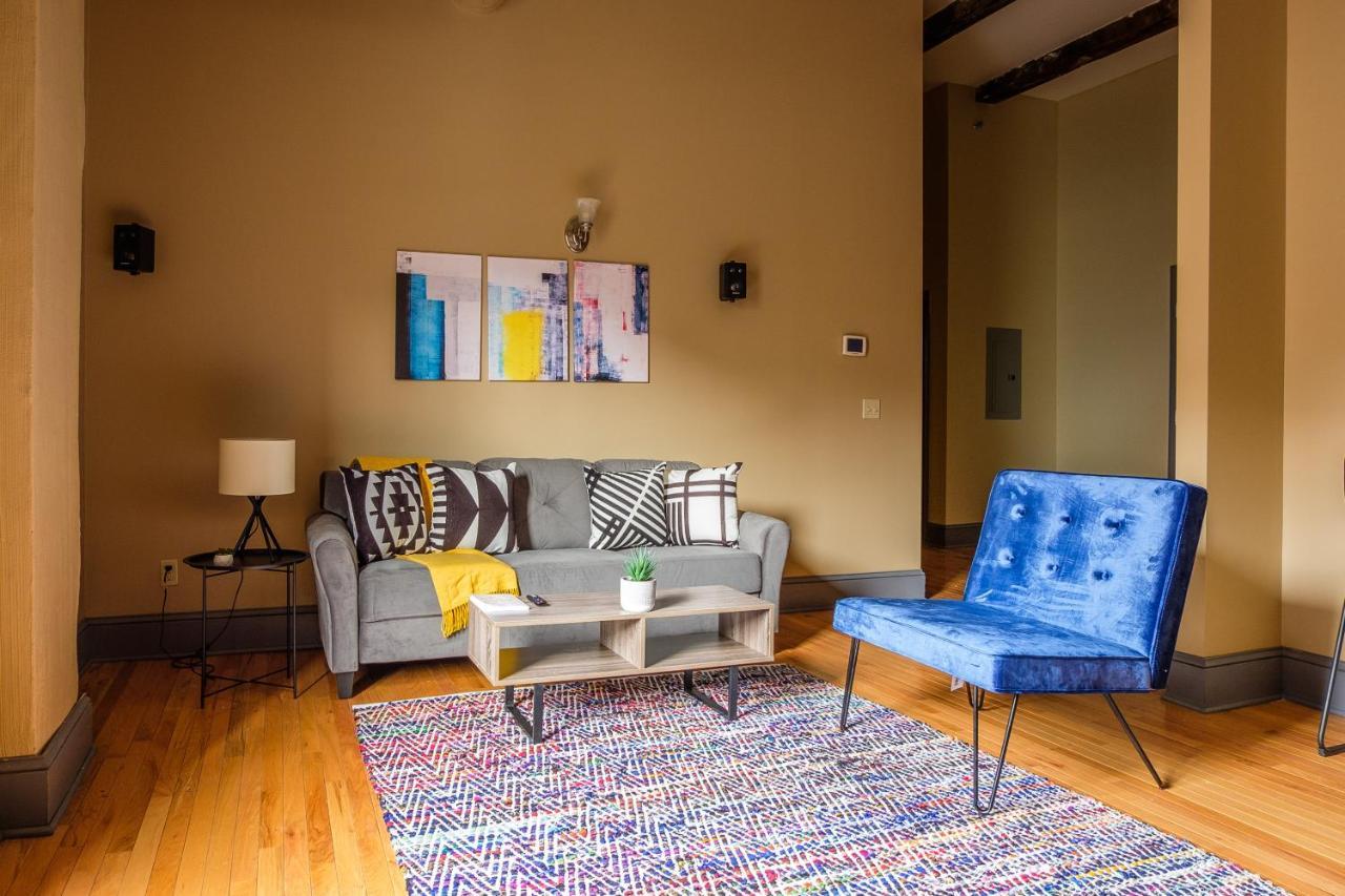 Frontdesk 2015 East 4Th Street Apts Downtown Cleveland Apartment Exterior foto